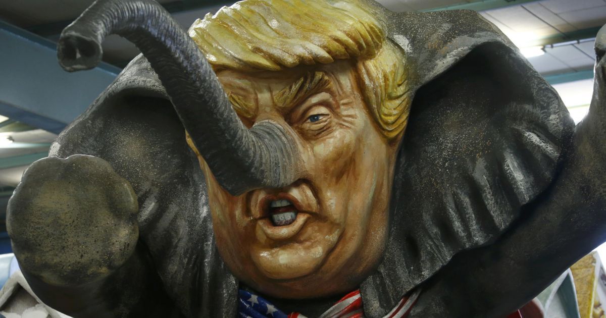 Карикатура із пап'є-маше, яка зображує президента США Дональда Трампа,  під час підготовки до майбутнього карнавального параду у Майнці, Німеччина.
