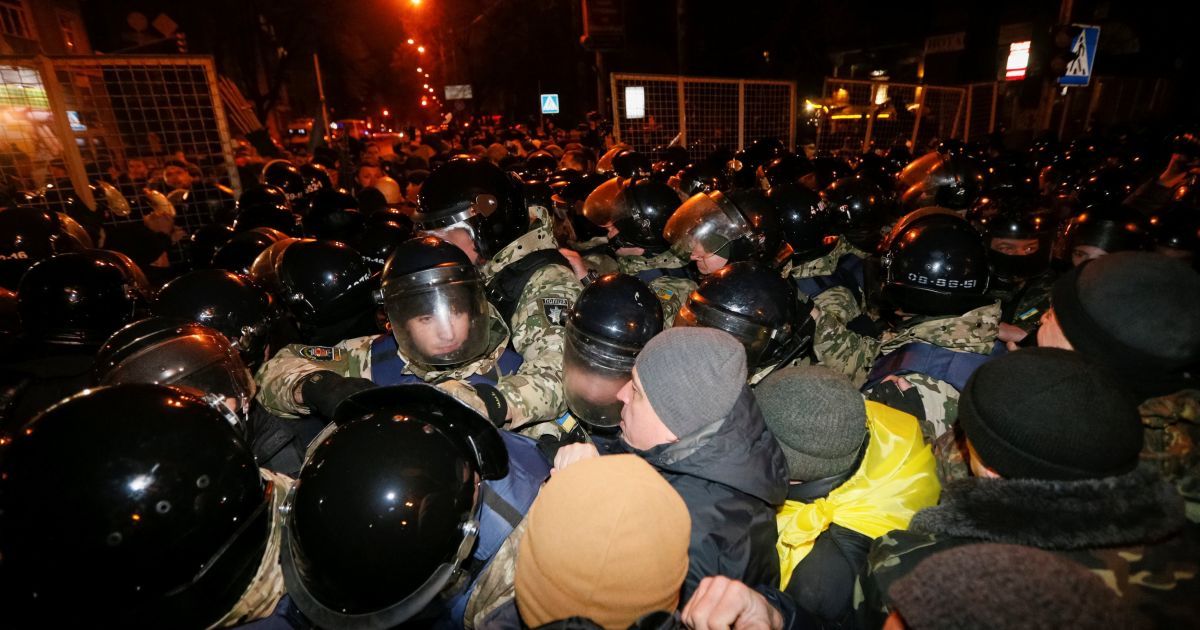 Нічні сутички блокадників з правоохоронцями в Києві_1 / © Reuters