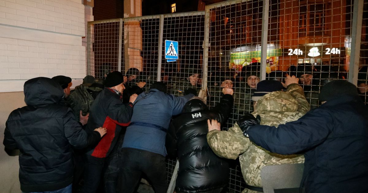 Нічні сутички блокадників з правоохоронцями в Києві_2 / © Reuters