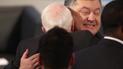 Петр Порошенко обнимается с Джоном Маккейном