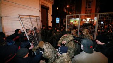 Нічні сутички блокадників з правоохоронцями в Києві_7 / © Reuters