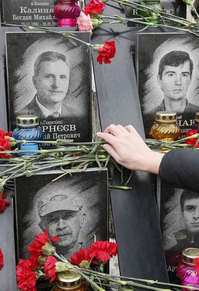 Сльози на очах, свічки та червоні гвоздики. На Майдані вшанували пам'ять Героїв Небесної Сотні