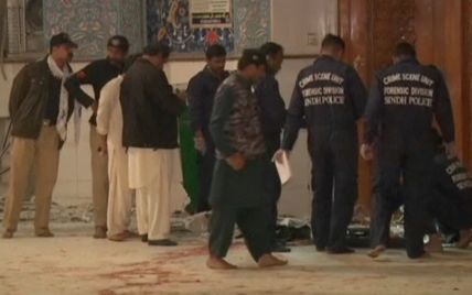 У Пакистані смертник підірвав себе у найбільшому храмі під час молитви: понад 70 людей загинули