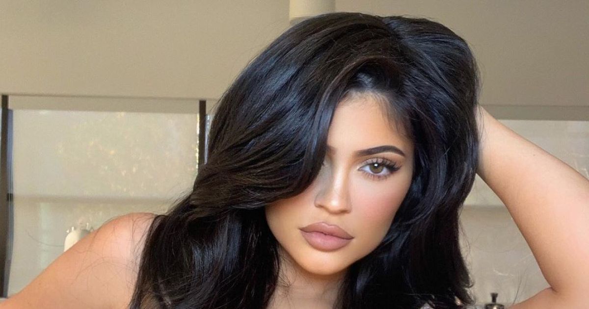 Апетитна Кайлі Дженнер у спідній білизні еротично позувала у ліжку