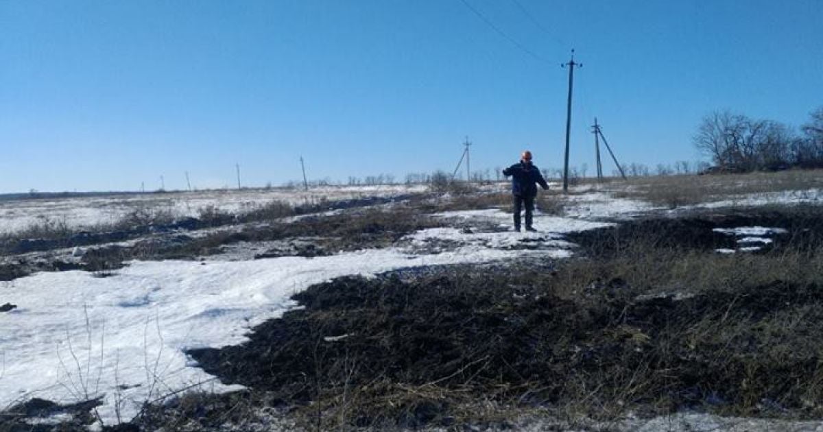 Бойовики обстріляли бригаду ремонтників, які намагалися відновити електропостачання на Луганщині