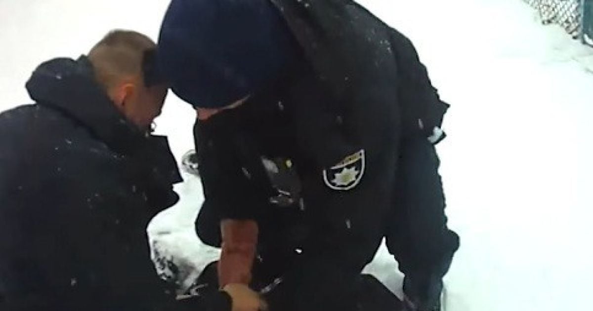 Полиция обнародовала видео с нагрудной камеры, как патрульные со стрельбой схватили воров в Ровно