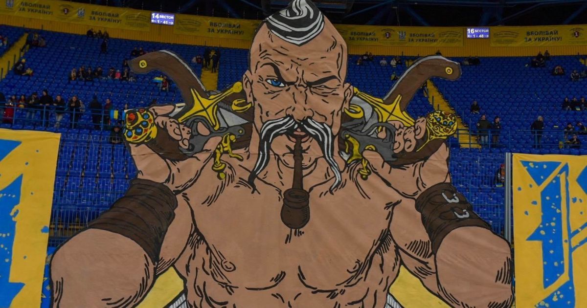 "Ми йдемо в бій переможним ходом". Украинские болельщики поддержали сборную мощным баннером с казаком