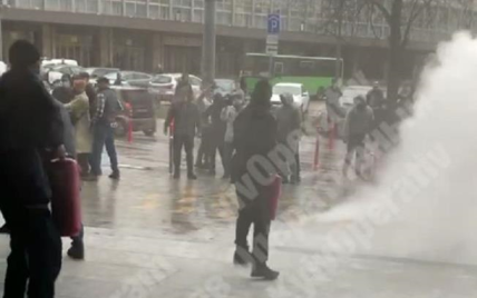 Драка у ТЦ в Киеве: охрана применила огнетушители (видео)