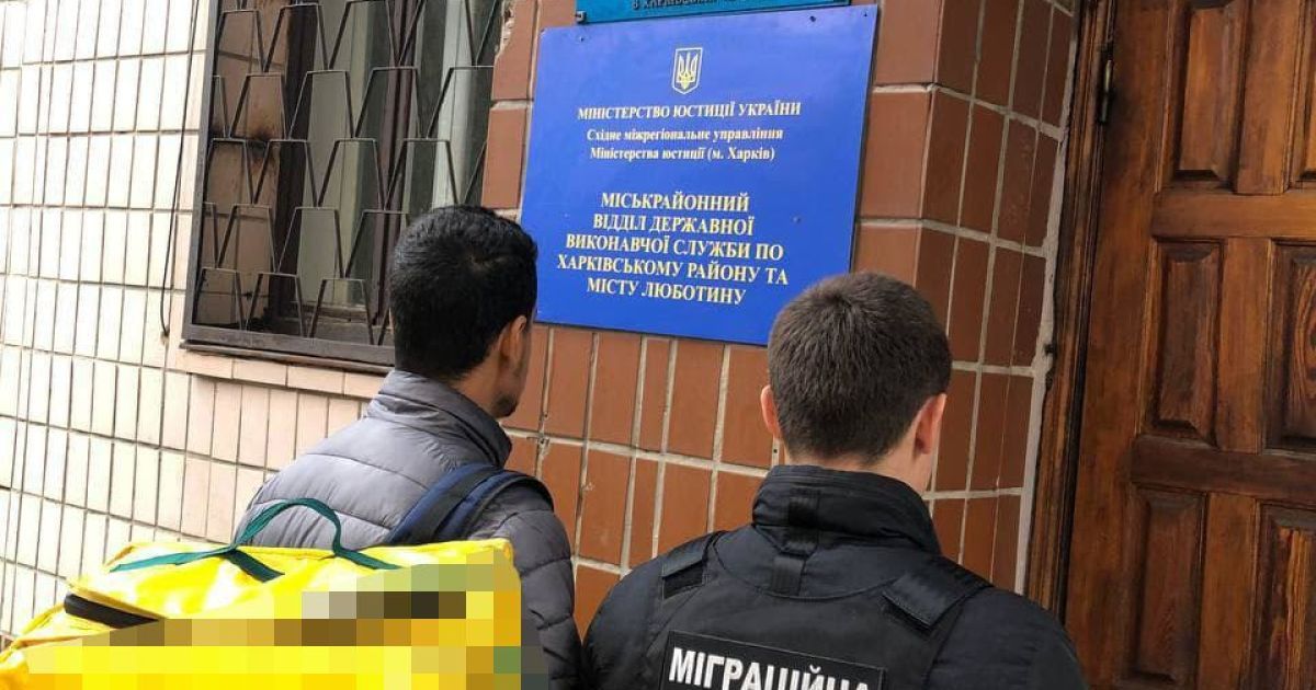 В Харькове задержали группу иностранцев-нелегалов, которые работали доставщиками еды