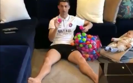 Роналду "впал в детство" и поиграл с шариками перед Лигой чемпионов