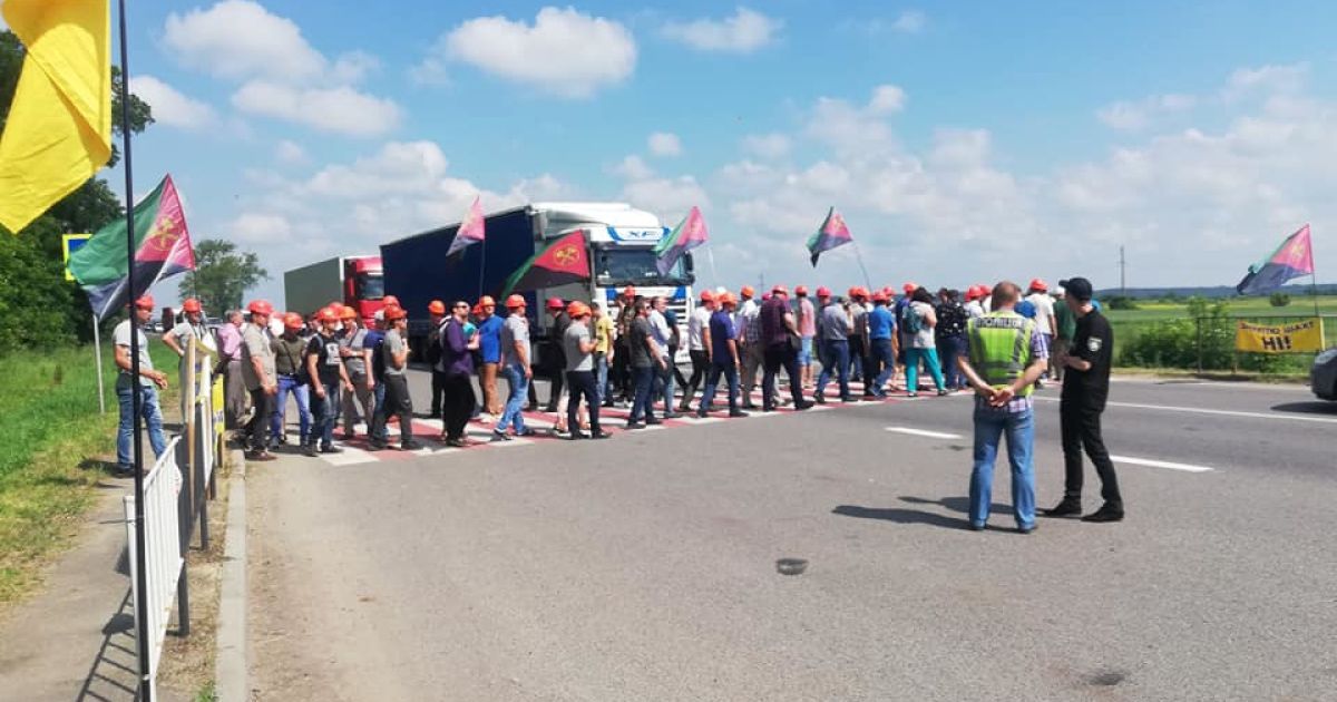 На Львовщине шахтеры перекрыли трассу из-за долгов по зарплате