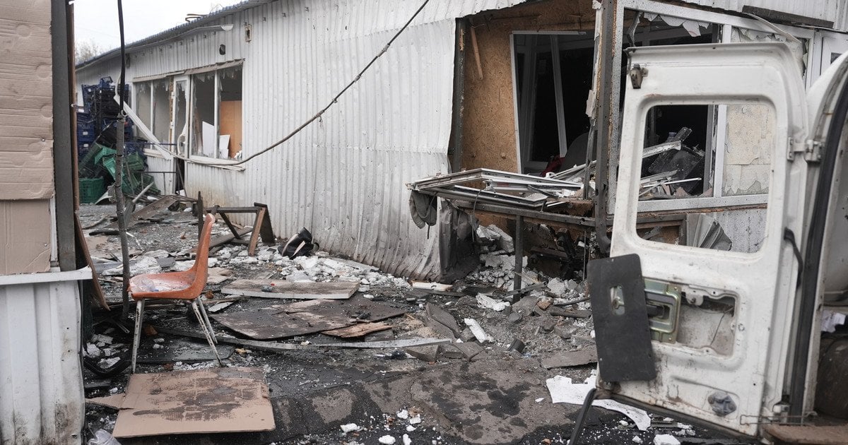 Повреждены здания на рынке в Никополе