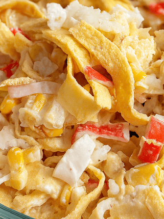 Крабовий салат зі смаженими яєчними млинцями