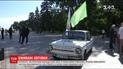Запорожец - двигатель реформ: активисты пригнали под ВР машину с польскими номерами