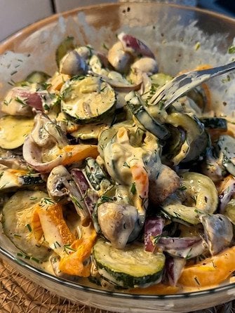 Салат с овощами, грибами и нежной сливочной заправкой tiktok.com/@prosti.rezeptu