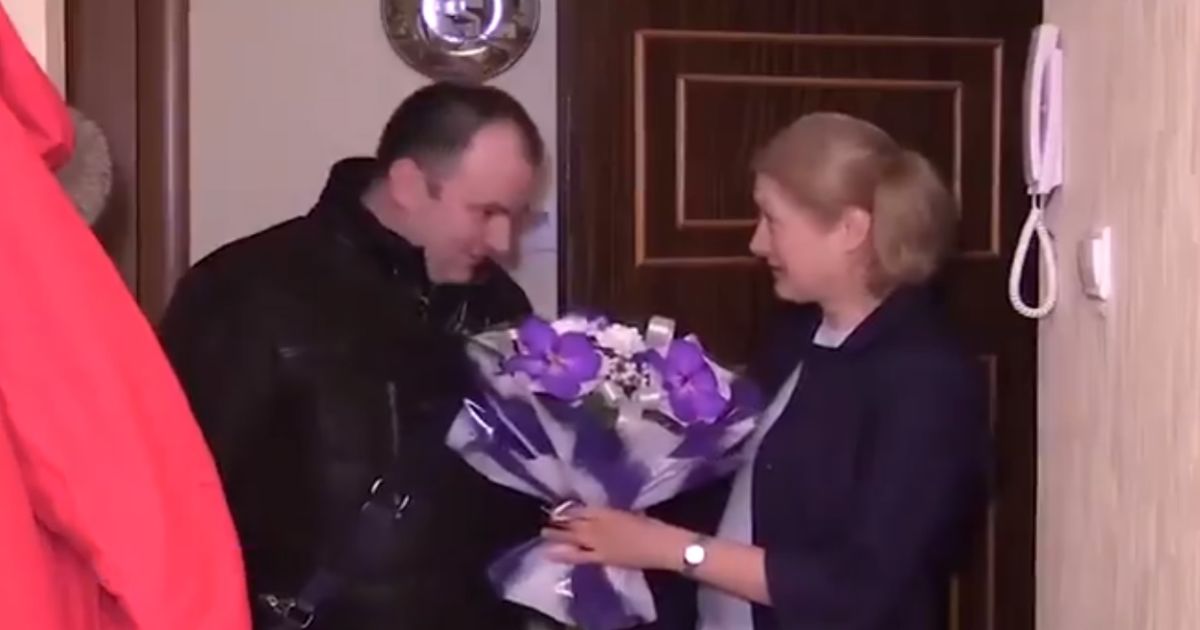 У Петербурзі чиновник привітав місцеву жительку з річницею теракту