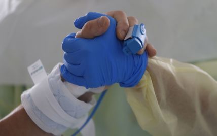 Від прибирання до догляду за хворими: у Маріуполі волонтери допомагають медикам боротися з короновірусом