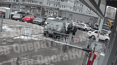 Мужчина, которого в Киеве жестоко избил водитель Toyota Land Cruiser из-за замечания о парковке, находится в тяжелом состоянии