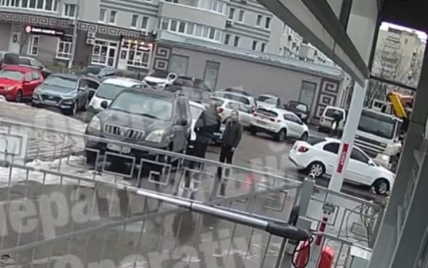 Чоловік, якого у Києві жорстоко побив водій Toyota Land Cruiser через зауваження про паркування, перебуває у тяжкому стані
