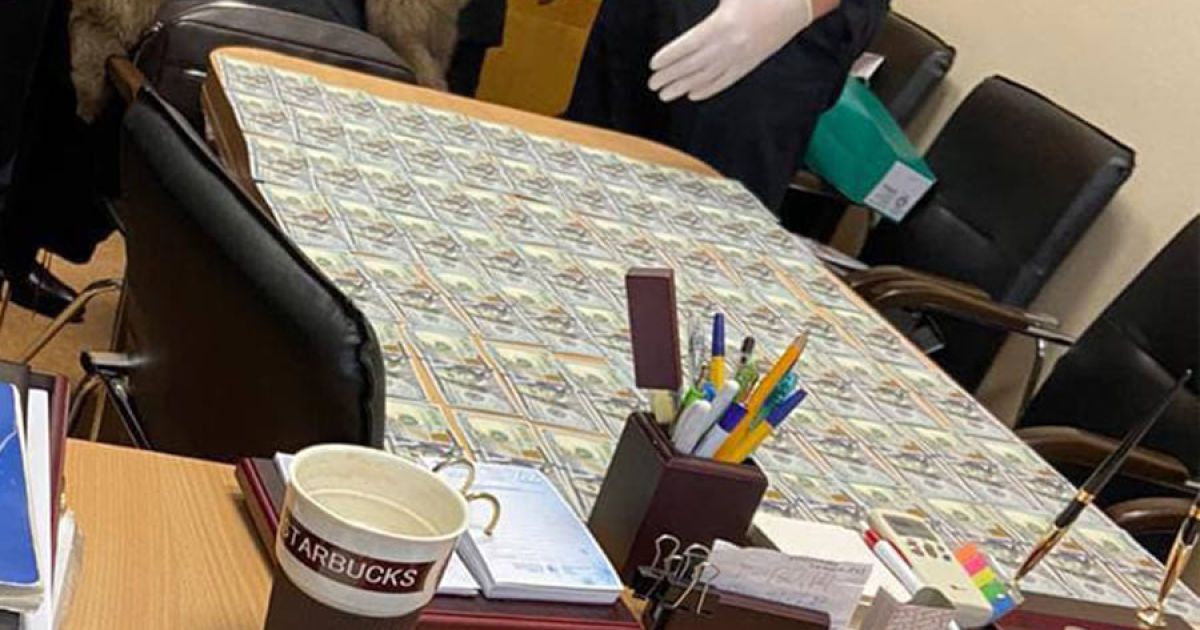 ​​Майже 24 тисячі доларів США за дозвіл на розміщення реклами: викрито одного з керівників "Київводоканалу"