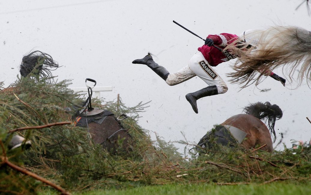 Первое место в категории &laquo;Спорт&raquo;. На фотографии: жокей Нина Карберри падает с лошади во время Национальных скачек на ипподроме в Ливерпуле. / © Reuters