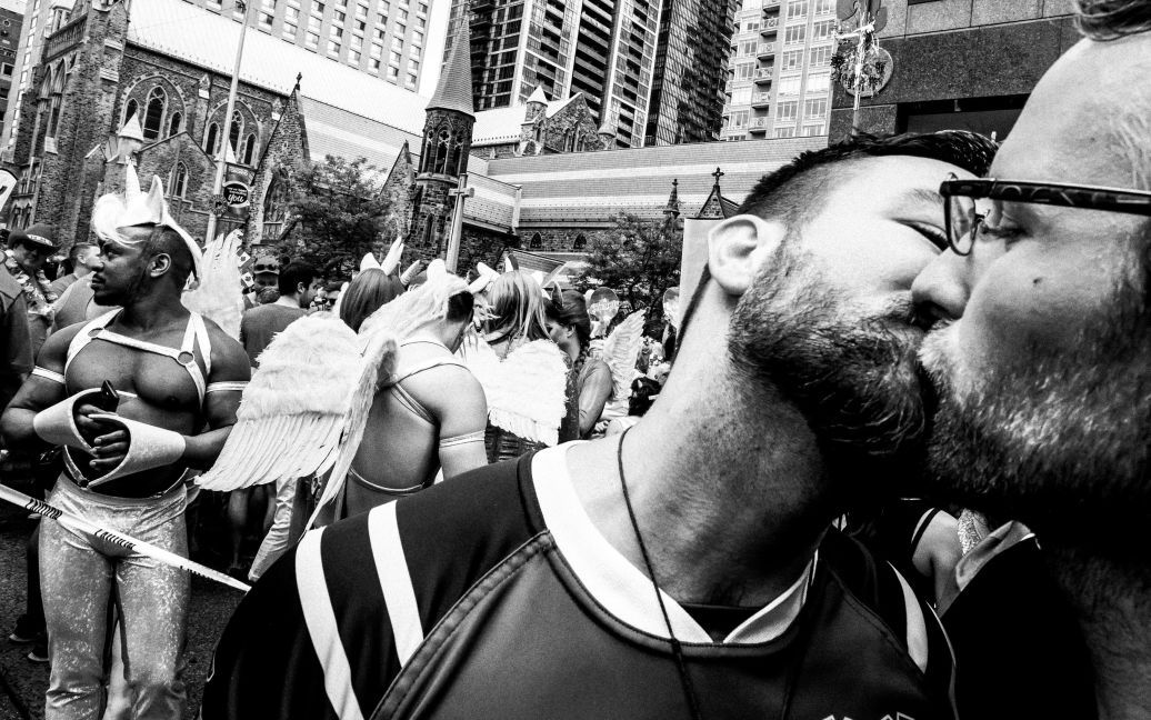 Победитель категории "Спорт". Футбольный игрок целует своего напарника во время акции в Торонто. / © Reuters
