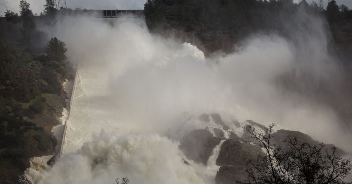 Висока вода і небезпека прориву: дивіться онлайн руйнування на найбільшій дамбі у США