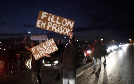 У Франції демонстранти зі сковорідками та каструлями протестували проти кандидата у президенти Фійона