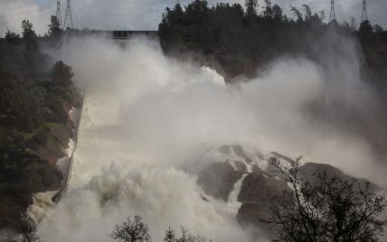 Высокая вода и опасность прорыва: смотрите онлайн разрушения на самой большой дамбе в США