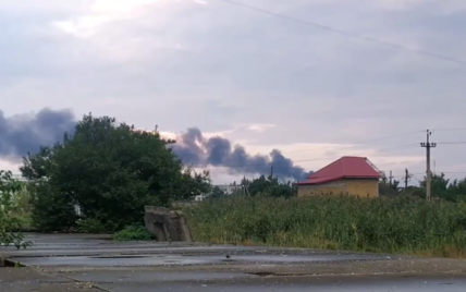 У Криму повідомляють про вибухи: піднявся величезний стовп диму (відео)