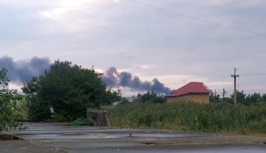 У Криму повідомляють про вибухи: піднявся величезний стовп диму (відео)