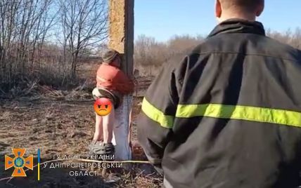 Спустили штани та покарали лозиною: на Дніпропетровщині рятувальники піймали палія трави (фото)