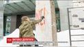 Нардеп осквернил обломок Берлинской стены возле Посольства Германии в Киеве