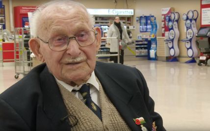 Возраст добрым делам не помеха: 100-летний британец ежедневно волонтерит