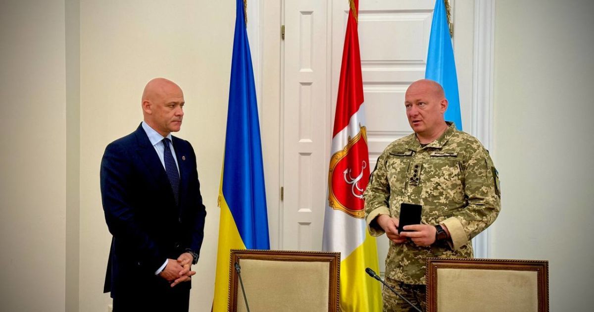Командувач Об'єднаних сил ЗСУ Юрій Содоль вручає нагороду меру Одеси Труханову