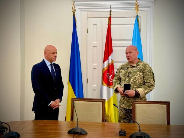 Командующий Объединенными силами ВСУ Юрий Содоль вручает награду мэру Одессы Труханову / © Facebook/Геннадий Труханов