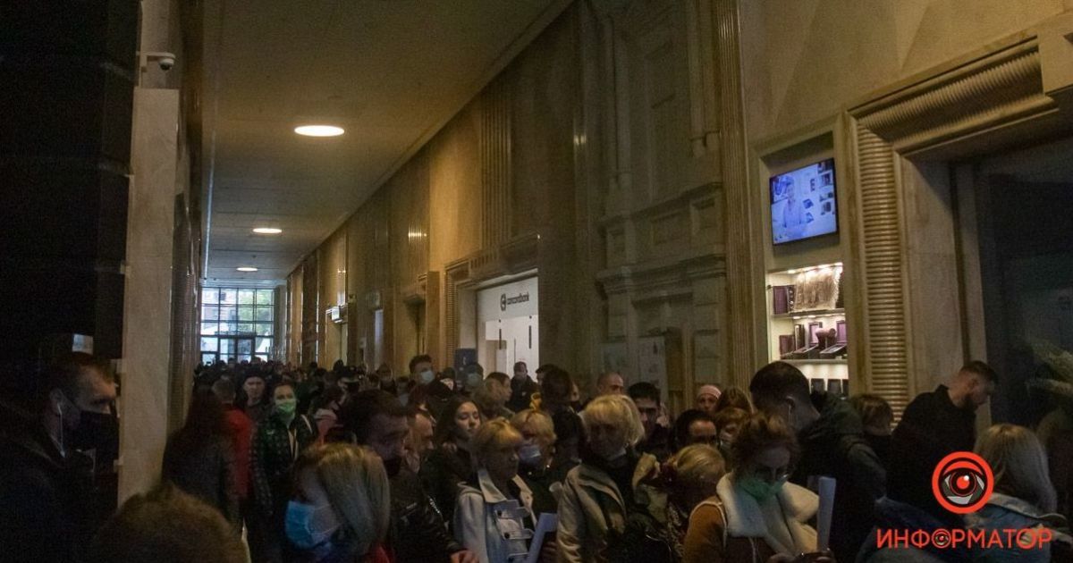 Вакцинальний бум: у Дніпрі після введення "червоної" зони люди масово йдуть прищеплюватися від COVID-19