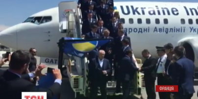 Самолет с украинскими спортсменами прибыл во Францию