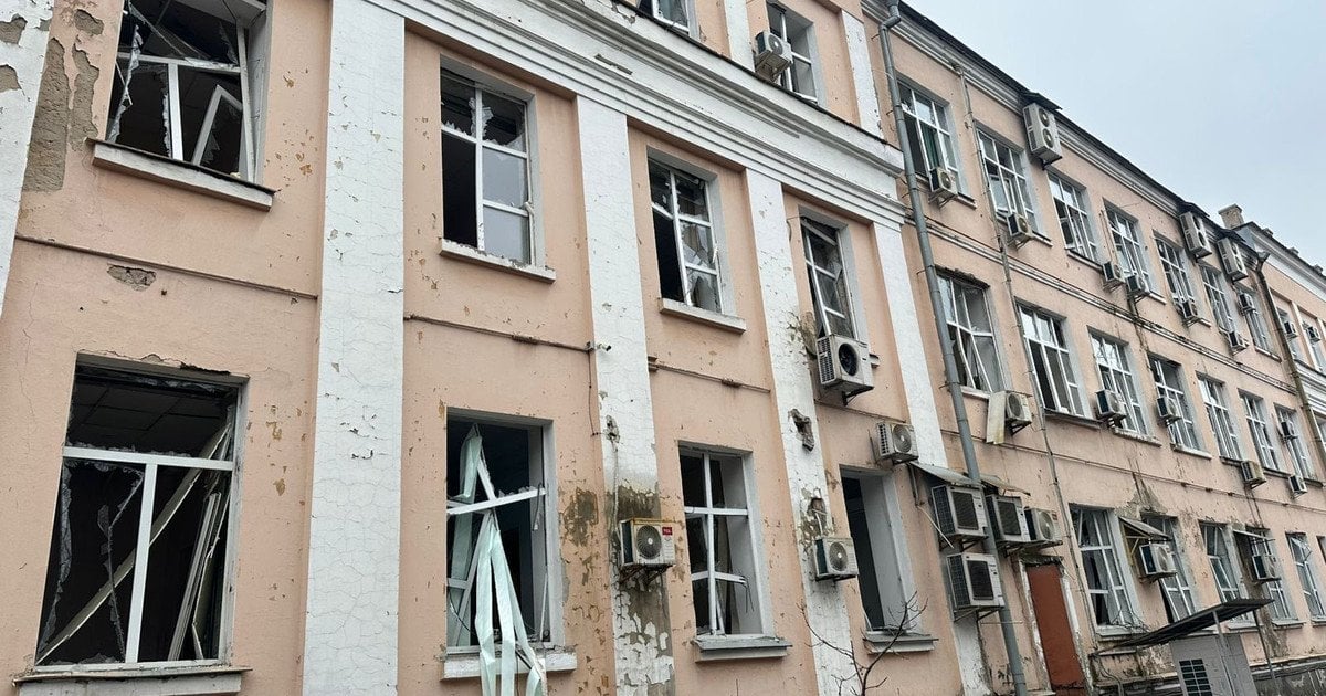 Наслідки удару по одній з будівель Міносвіти