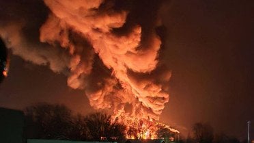 Момент атаки на нафтобазу у Великих Луках Псковської області_5 / © фото з соцмереж