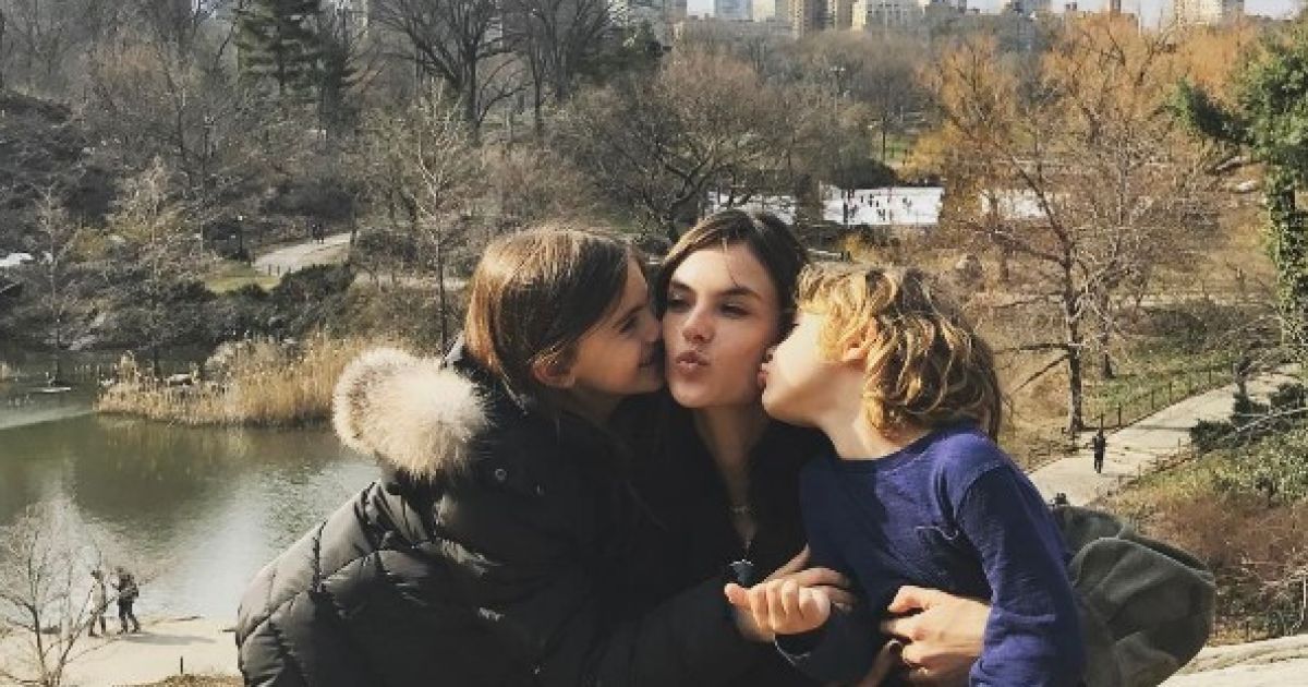 Алессандра Амбросио с детьми