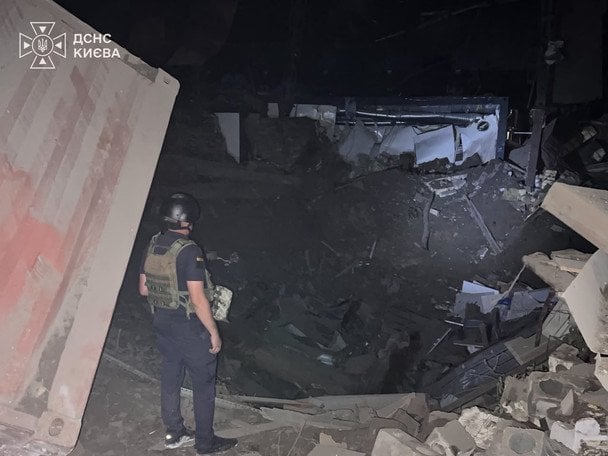 Рятувальники ліквідували пожежу на складі / © ГУ ДСНС у Києві