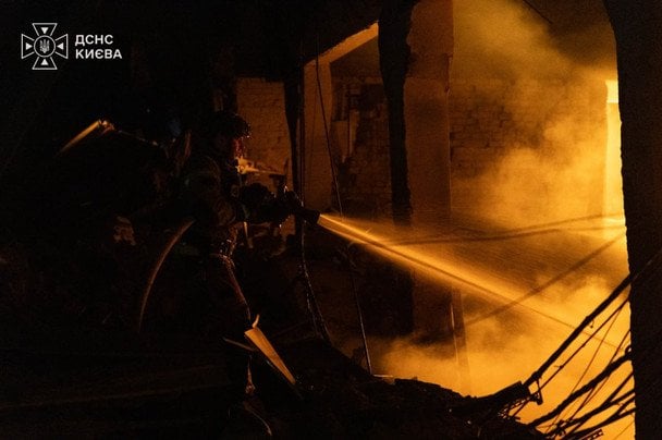 Рятувальники ліквідували пожежу на складі / © ГУ ДСНС у Києві