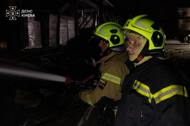 Рятувальники ліквідували пожежу на складі / © ГУ ДСНС у Києві