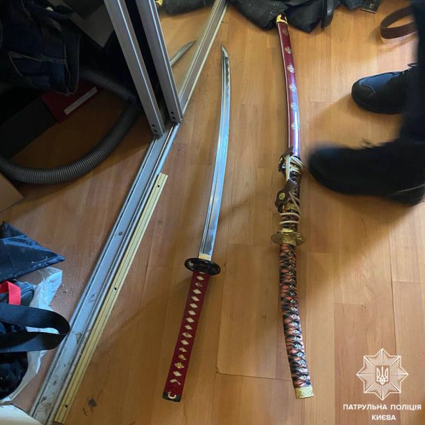 Нападающий встретил полицию с катаной в руках / © Полиция Киева / Facebook