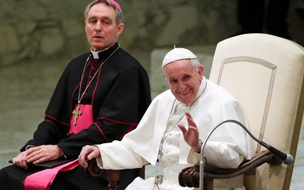 В Ватикане девочка стащила шапочку Папы Римского, пока тот благословлял ее