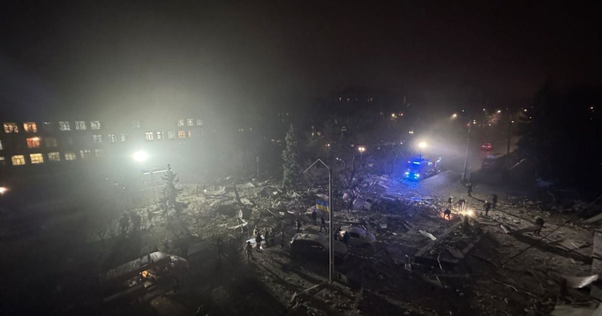 Наслідки російського удару по місту Запоріжжя.