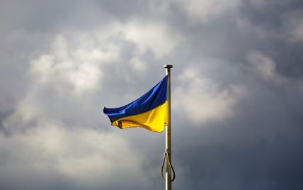 Над залізничним вокзалом Херсона підняли український прапор: відео