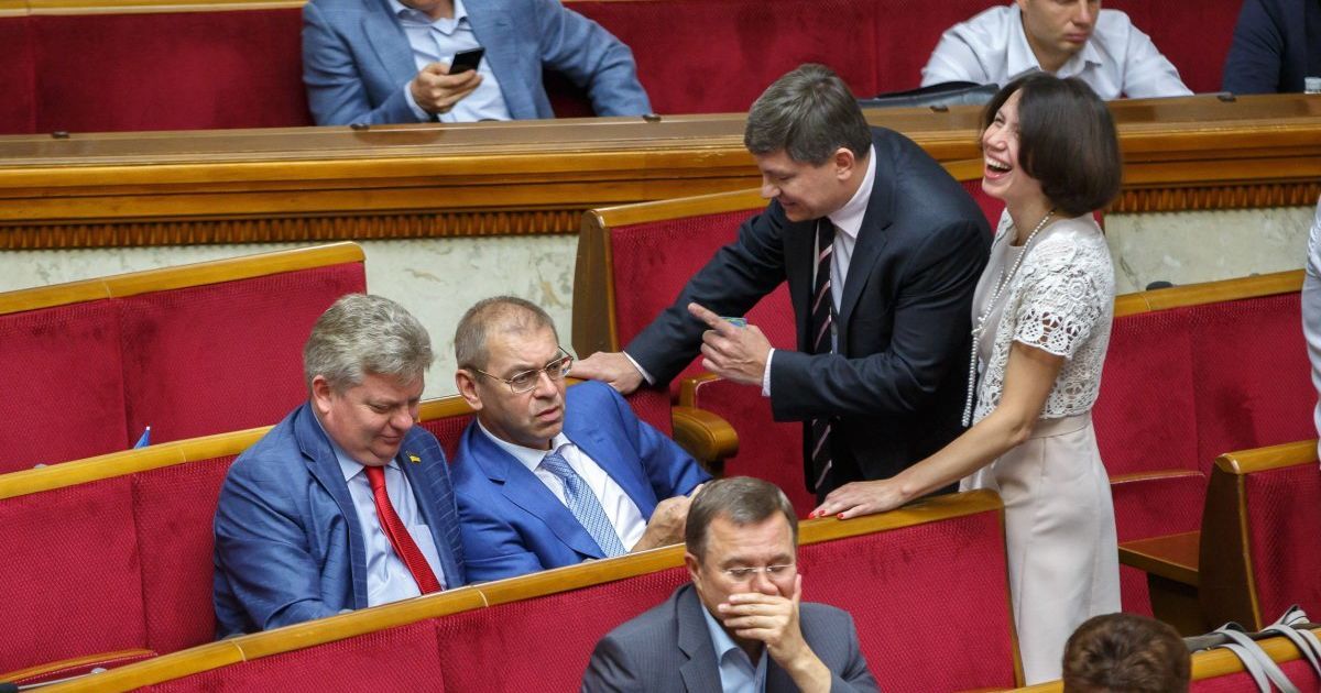 Дійшли лише до 1273-ї правки. Нардепи не спромоглися ухвалити закон про антикорупційний суд