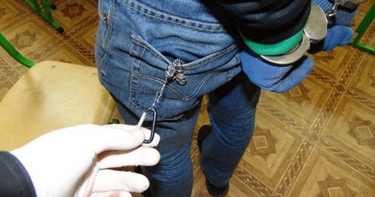 затримання грабіжника в школі на Борщагівці в Києві_6 / © Відділ комунікації поліції Києва